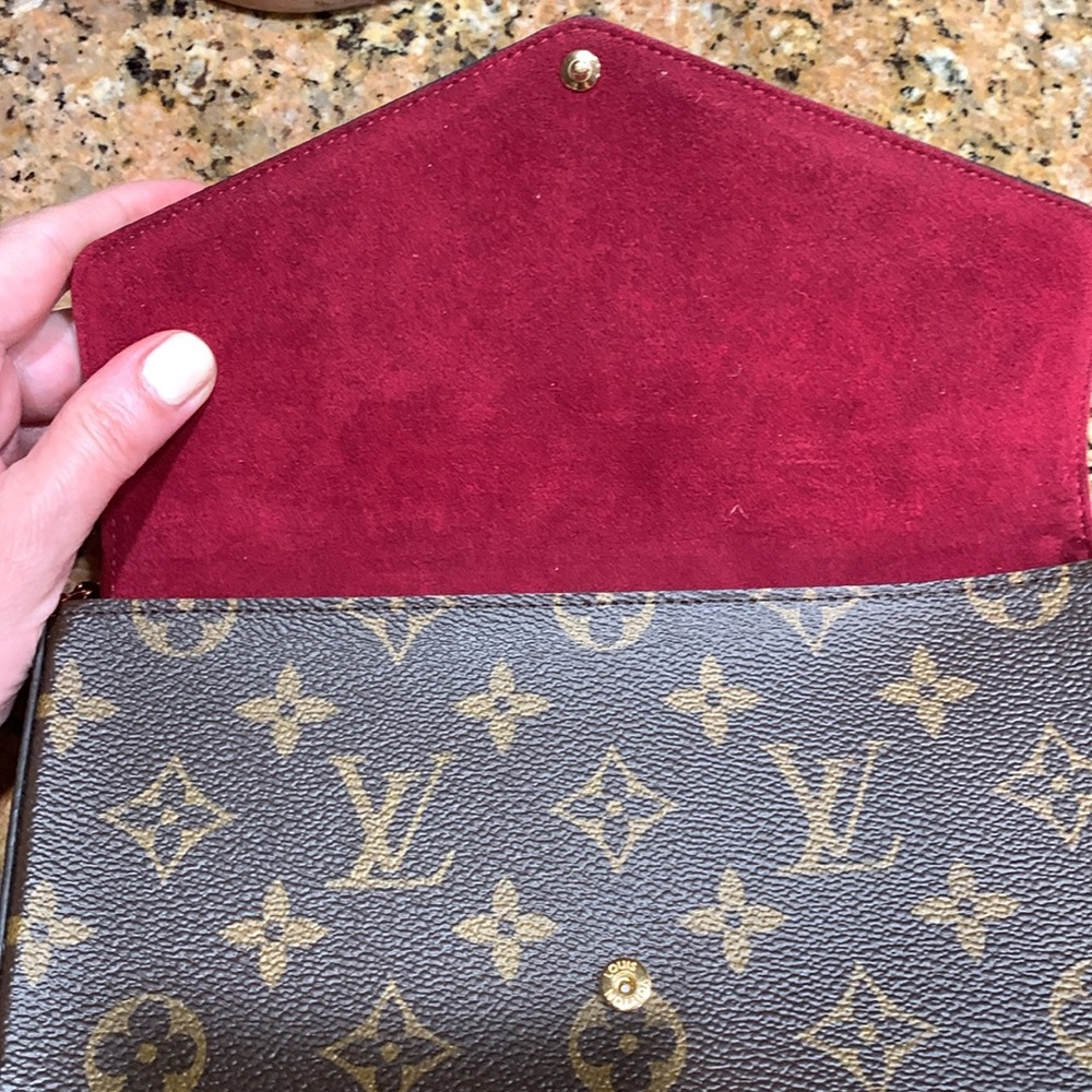 authentic, rare and collectible Louse Vuitton purse with golden long chain, new!
